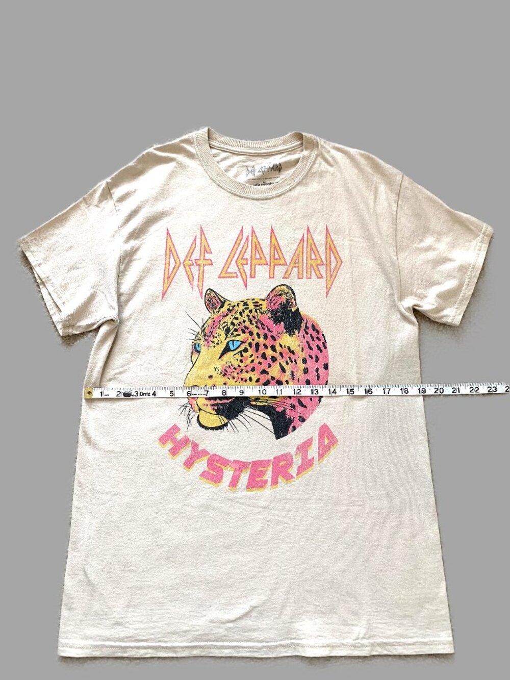 Def Leppard Hysteria Leopard Graphic Tee Cream Short Sleeves Size M - Picture 3 of 6